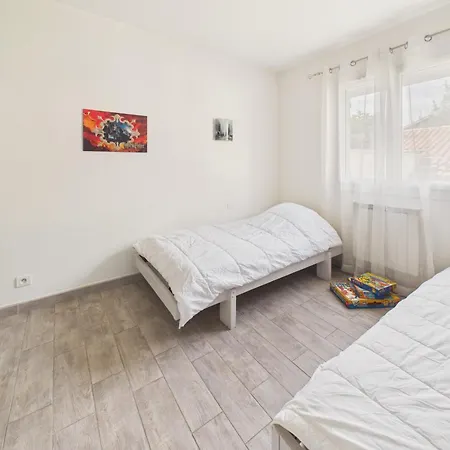 Prázdninový dům Maison Avec Jardin & Bbq Pour 2 Adultes 2 Enfants *